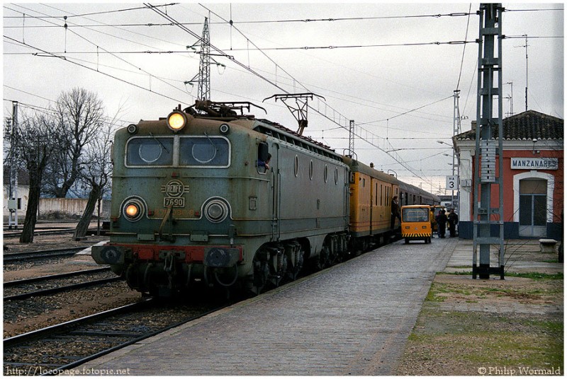 e161 276-090 con el Omnibus nº 8000 hacia Badajóz. Manzanares, 4 de febrero de 1988.jpg