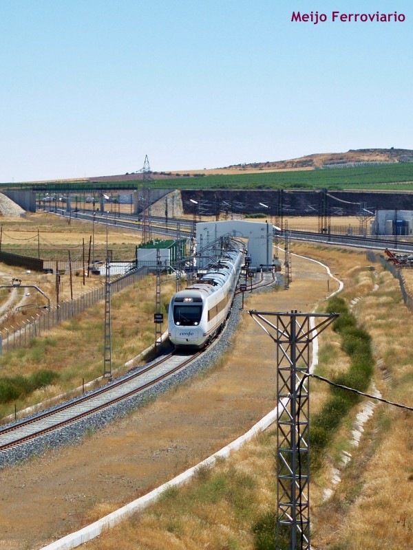 Alvia Madrid - Hendaya en el intercambiador de Valdestillas.JPG