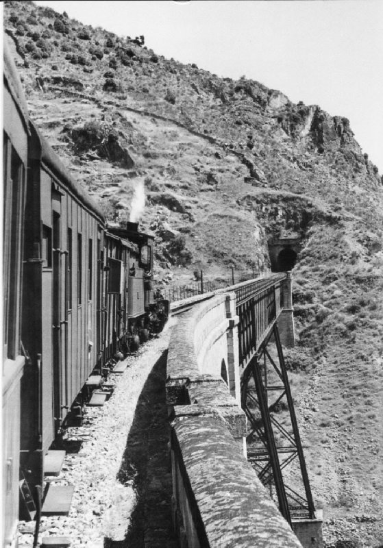 RENFE 030-2564 CORREO FREGENEDA.jpg