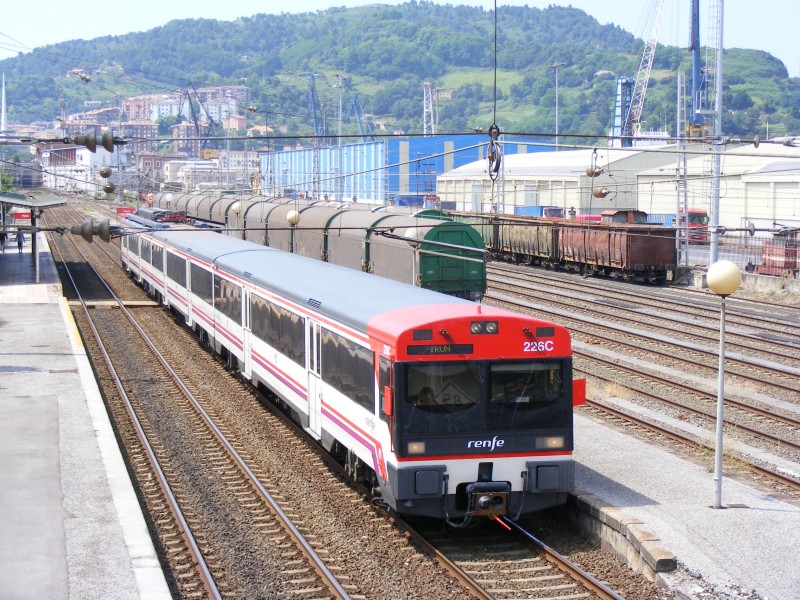 UT440R Cercanías en Pasaia.JPG