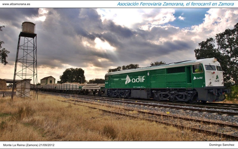 Tren travesero de Adif con locomotora 321 redecorada.JPG