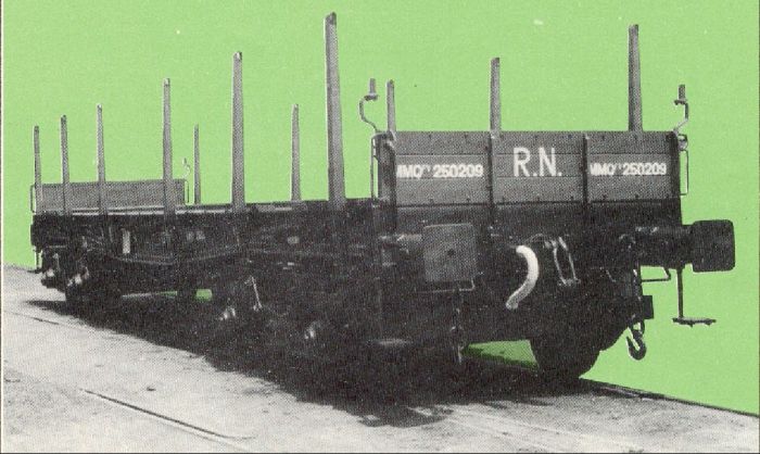 Plataformas sobre bogies ORE con teleros abatibles. Longitud entre topes 14.200 mm en esc H0 163,2 mm.jpg