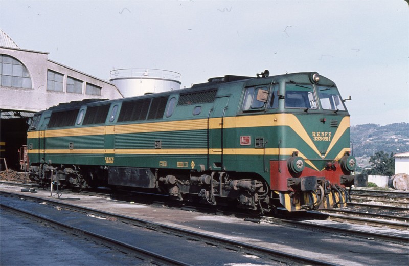e31 Esta tresmil espera la hora de remolcar algún expreso en el depósito de Orense. Verano de 1981.jpg