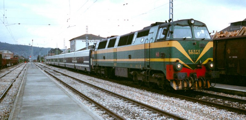 e70 333-046 a toda velocidad, remolcando un Talgo Pendular. Ghillarey, años 80.jpg