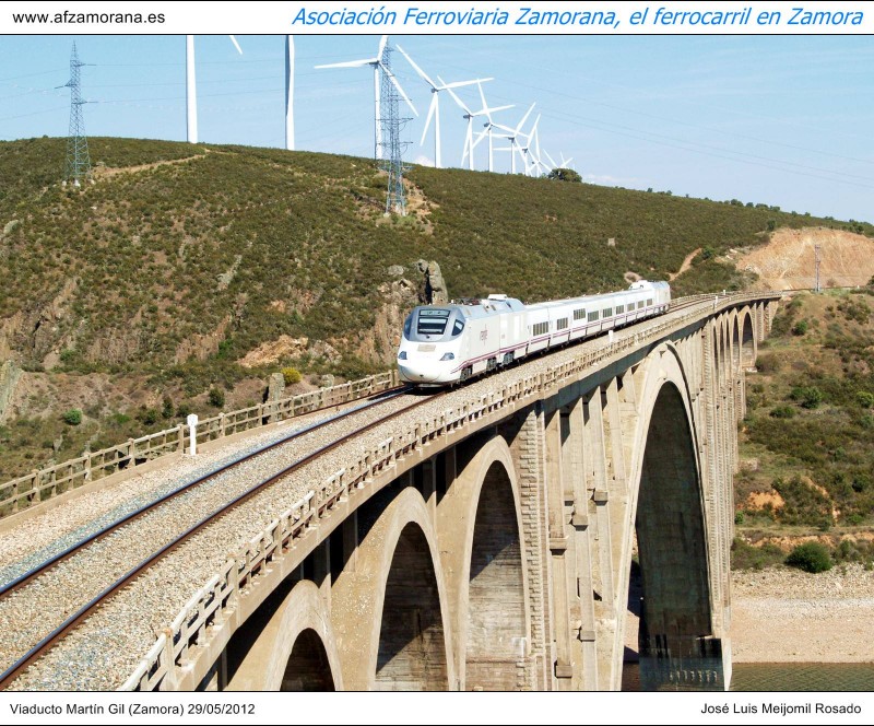 Tren híbrido 730 en viaducto Martín Gil.JPG