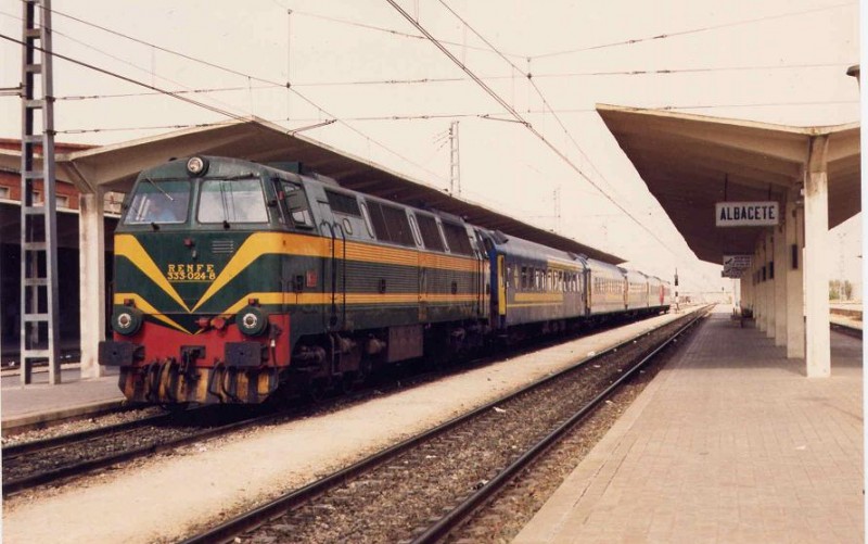 e150 Rama de Cartagena del Rápido Madrid-Alicante y Cartagena a punto de salir de Albacete con su 333 revolucionada a tope. Verano de 1987.jpg