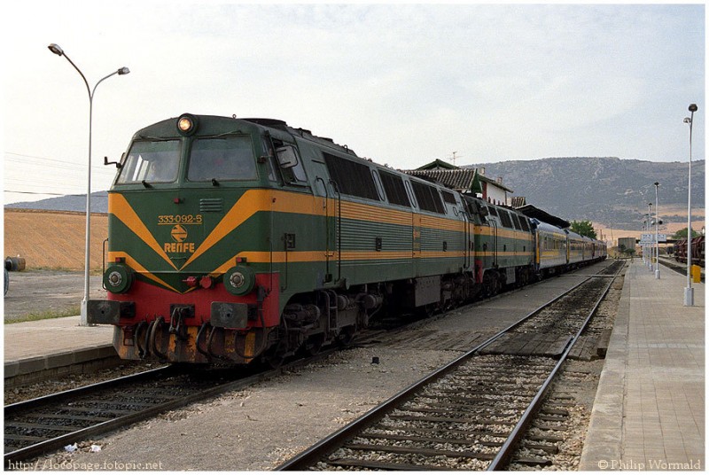 e193 333-092 y 333-032 con el Rápido nº D11695 García Lorca procedente de Granada y Almería.  Moreda, 29 de agosto de 1989.jpg