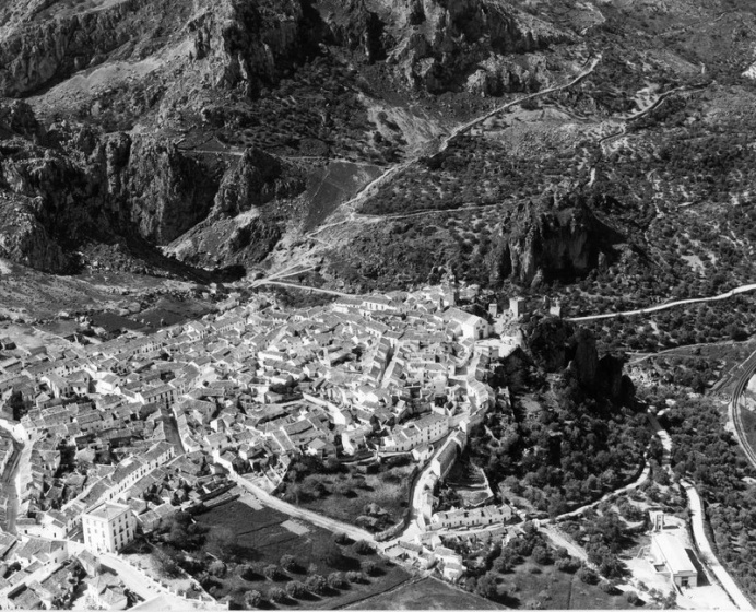 Vista aerea del pueblo de Zuheros.jpg