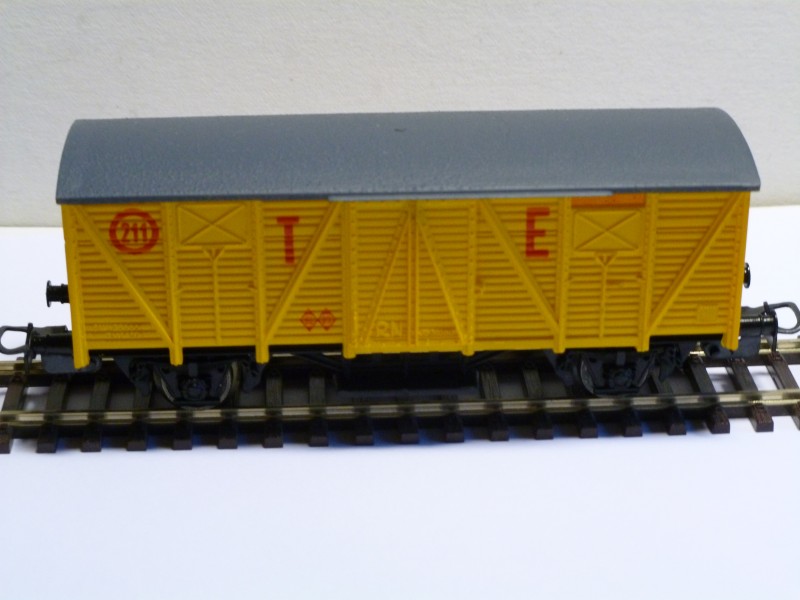 J300000 amarillo TE en rojo de la caja 3002.JPG