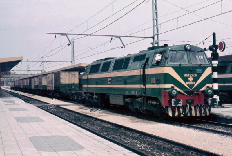 d146 Una novísima 333 llega a Lérida al frente de un Teco. Años 70.jpg