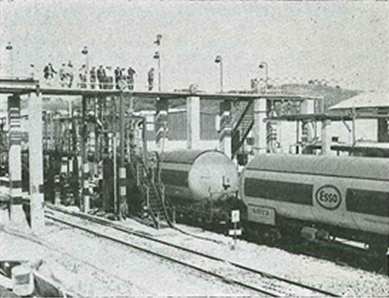 Cisternas ESSO en el cargadero ferroviario de la planta de Amoníaco Español SA jun70.jpg