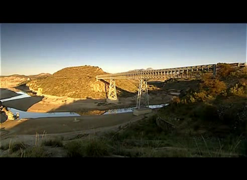 Puente sobre el guadajoz en verano.png