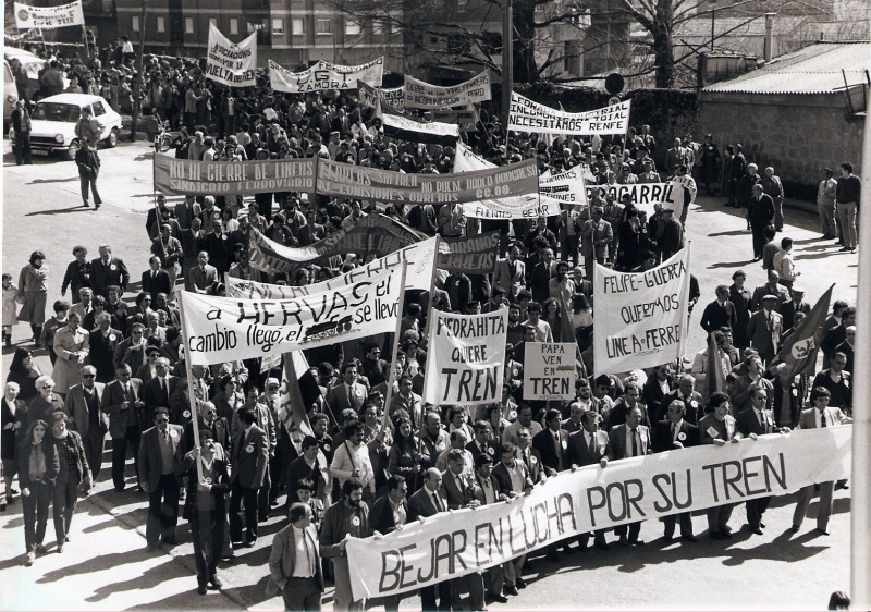 manifestación en Salamanca contra el cierre de la línea de Plasencia - Astorga  (1984).jpg