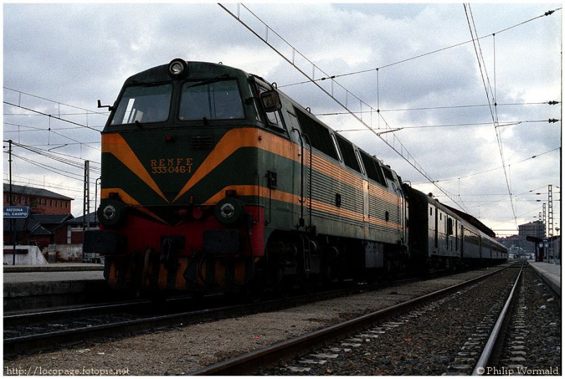 e121 333-046 con el Expreso nº 912 Salamanca-Hendaya.  Medina del Campo, 1-febrero-1986.jpg