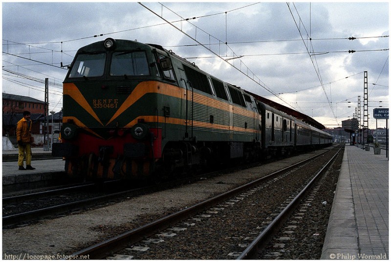 e121 333-046 con el Expreso nº 912 Salamanca-Hendaya. Medina del Campo, 1-febrero-1986.jpg