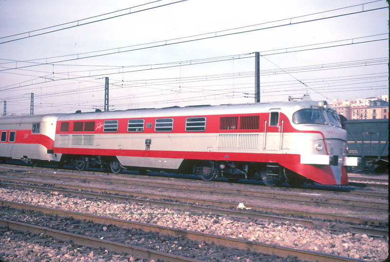 c125 Virgen de los Reyes con T-III saliendo de Atocha en 1966.jpg