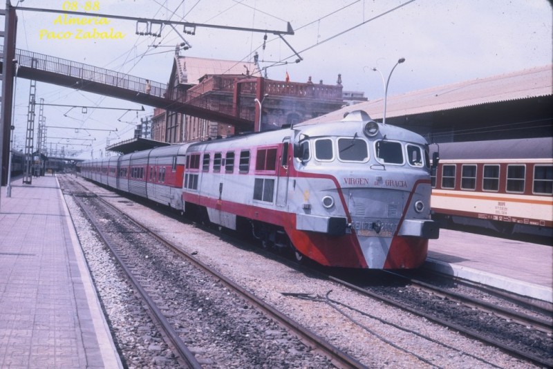 e172 Talgo III en Almeria minutos antes de partir para Madrid alla por agosto de 1988, cuando esté tren era todavía una de las estrellas de Renfe..jpg