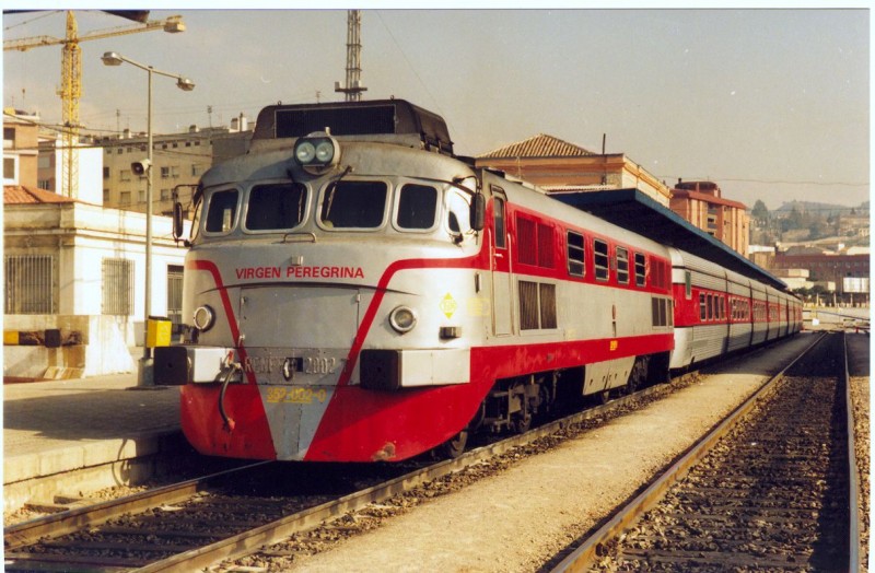 f92 La VIRGEN DE LA PEREGRINA en cabeza del Talgo III con destino a Madrid. Granada 1994.jpg