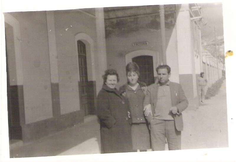 Con sus tios Antonio y Antonia.jpg