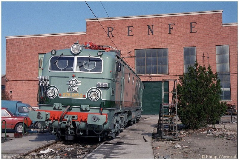 e161 Alsthom 276-125 tras pasar la R en los talleres de RENFE en Villaverde Bajo, Madrid, el 2 de febrero de 1988.jpg
