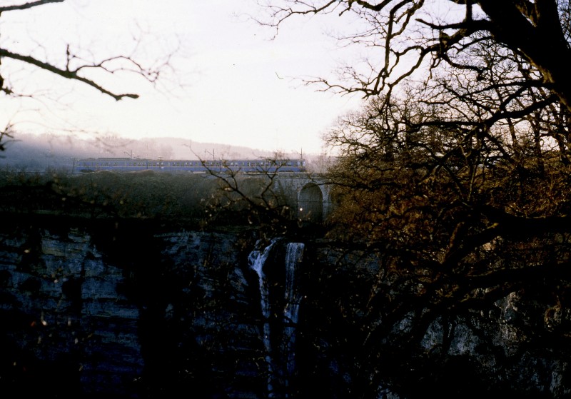 366  UT 440 Bilbo-Miranda pasando sobre la cascada de Gujuli (8-1-89).jpg