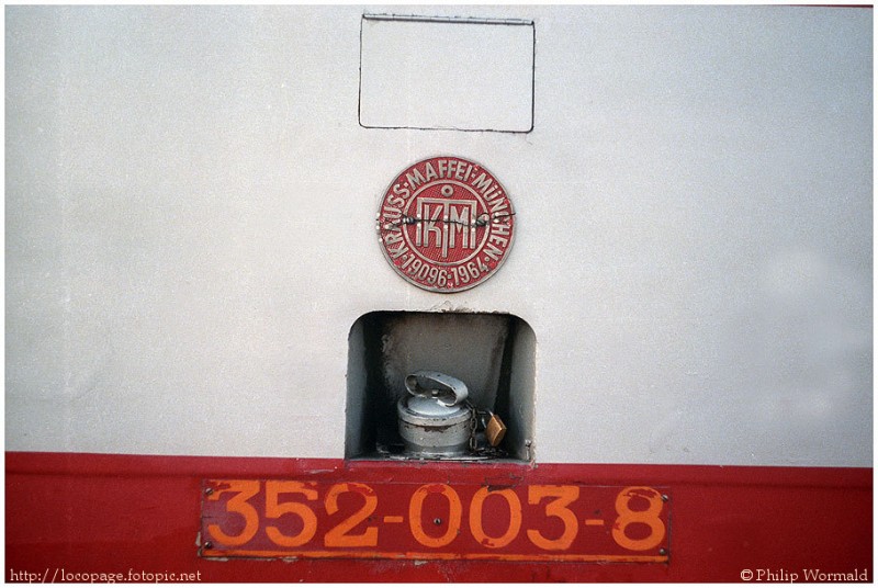e74 Placa del constructor y numeración UIC de la locomotora 352-003. Miranda de Ebro, 13-9-83.jpg