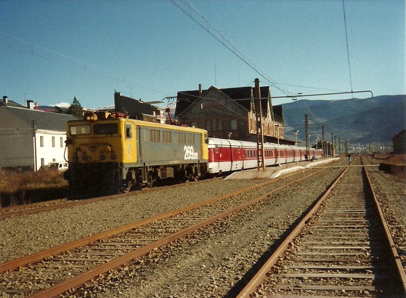 Talgo en Puigcerdà.jpg