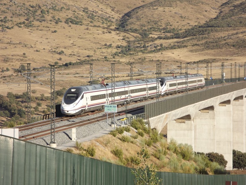 Avant (serie 114)con destino Segovia..JPG