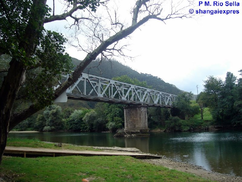 Puente Metálico sobre el Rio Sella (Llovio).JPG