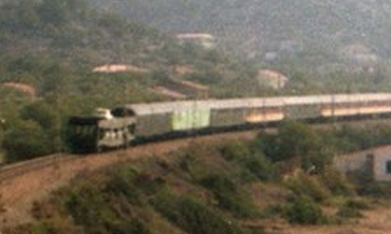 Furgón 8000 Grundig en Expreso Málaga-Barcelona jul86 zoom.jpg