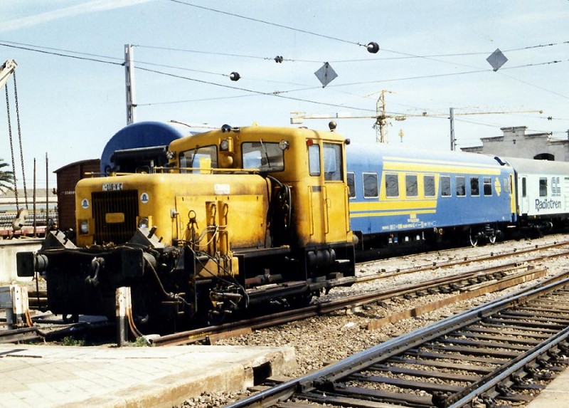 DD-8178 del Radiotren junto al AAr-9701 en Vilanova i la Geltru 30mar86.jpg