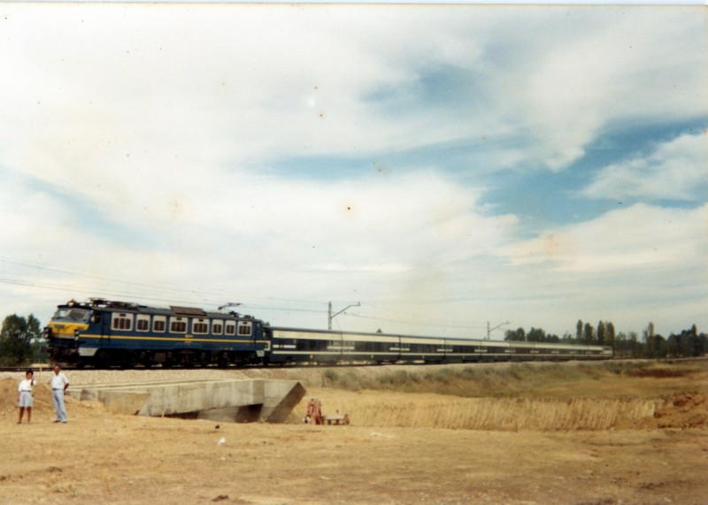 f32 251 con Talgo Pendular por Sahagún. Agosto de 1991.jpg