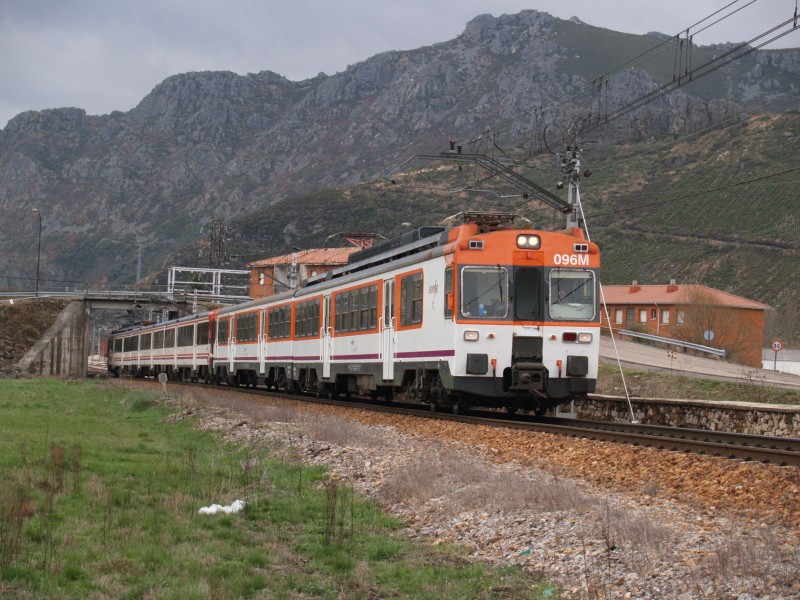 440-096 Y 440-164 REGIONAL LEON-GIJON A LA SALIDA DE VILLAMANIN.JPG