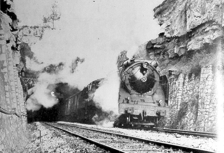 241F2256 con el ''Shangai'' saliendo del  Túnel de Segués en 1971..JPG