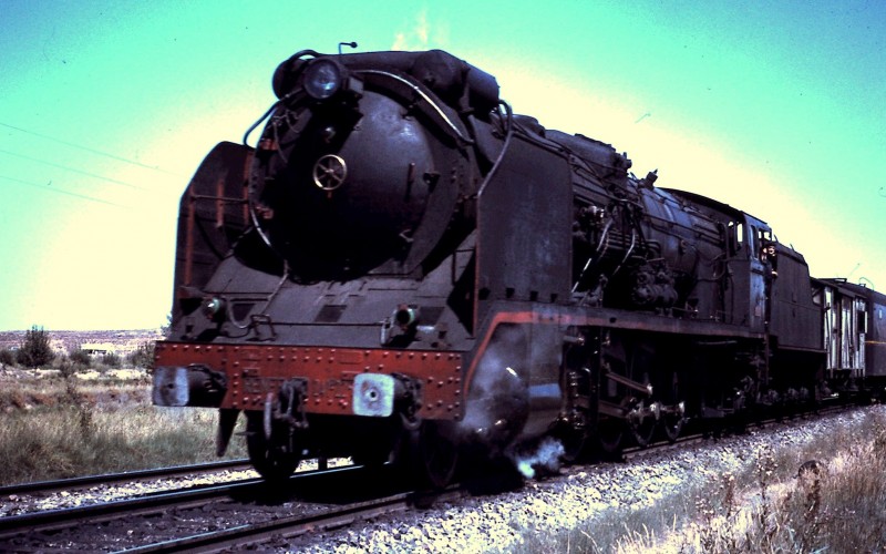 241F2256 saliendo con un Rápido de Ariza en 1967..jpg