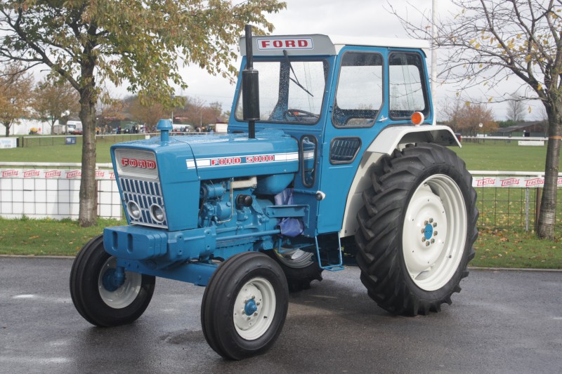 Ford_5000_with_cab_(restored)_at_Newark_VTH_08_-_IMG_3413.jpg
