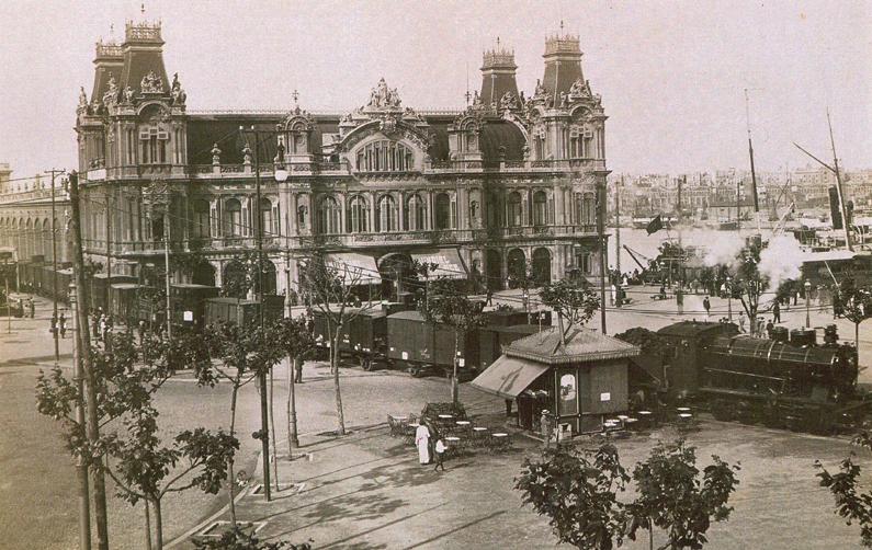 Ferrocarril a las puertas del Mundial Palace de Barcelona.Hacia 1920. Anónimo.jpg