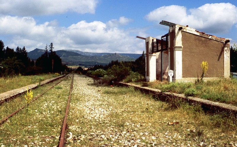 292  Vista en sentido Villarcayo desde la estación de Poza de la Sal, con la explanación para lasegunda vía no tendida. (8-1988).jpg