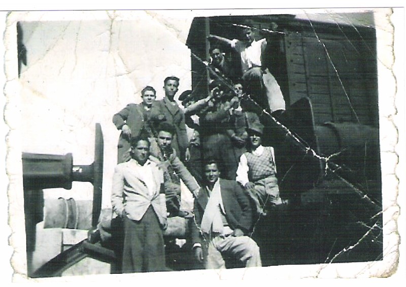 Estación de Luque, personal entre topes, se ve un bidon de aceit.jpg