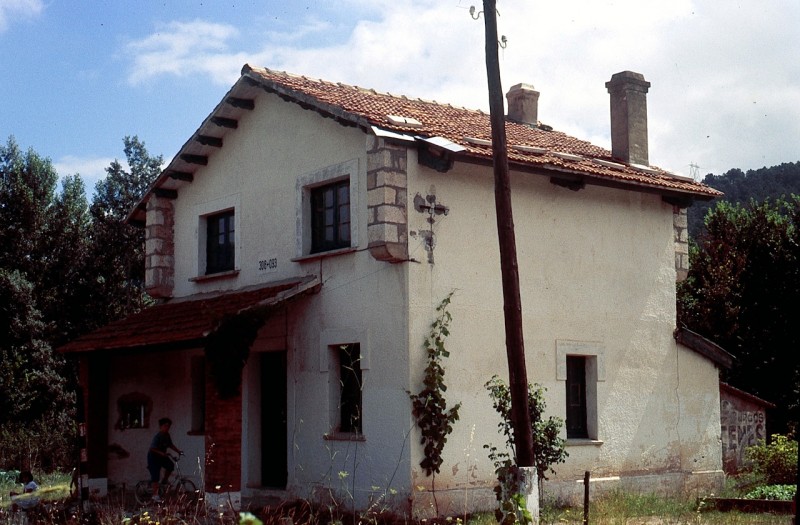 289  Edificio del paso a nivel de Terminón (P.K. 308,093), del F.C. santander-Mediterráneo. (1988).jpg