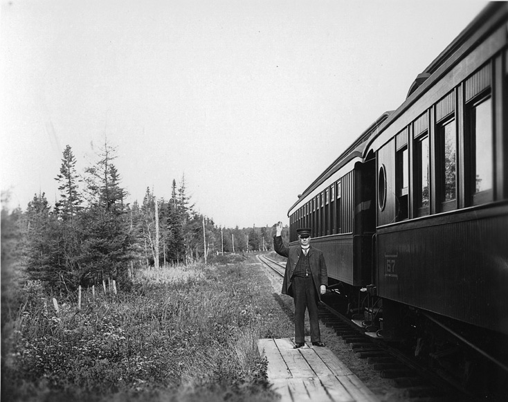 All aboard, Perth station, PE, c1915.jpg