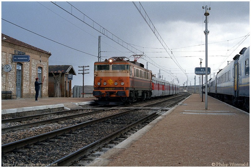 e121 269-330 con T-III destino Madrid-Ch. adelanta al Rápido nº 521. El Romeral, 30 de enero de 1986.jpg
