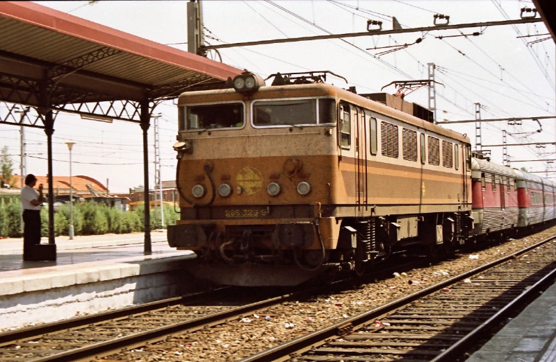 f12 Alcazar de S.Juan-08-1990 - 269.329 con su Talgo III procedente de Alicante..jpg