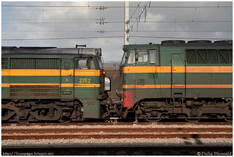 e161 333-086 y 321-052 estacionadas en Vigo. 1 de febrero de 1988.jpg