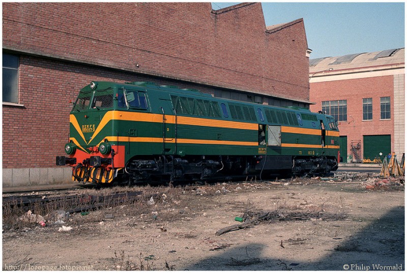 e161 333-017 pasando revisión en los talleres de RENFE en Villaverde Bajo, el 2 de febrero de 1988.jpg