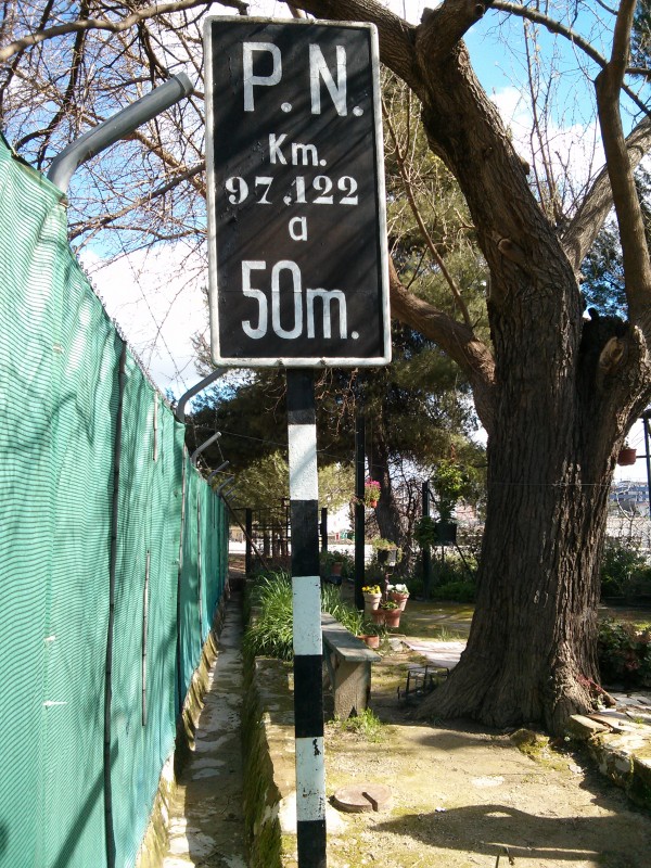Señal de cruce con carretera.jpg
