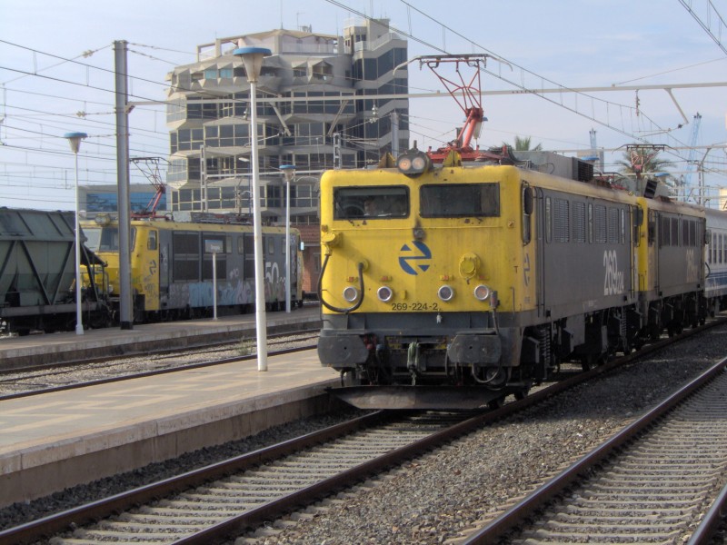 Locomotora electrica 269-224-2 (03).jpg