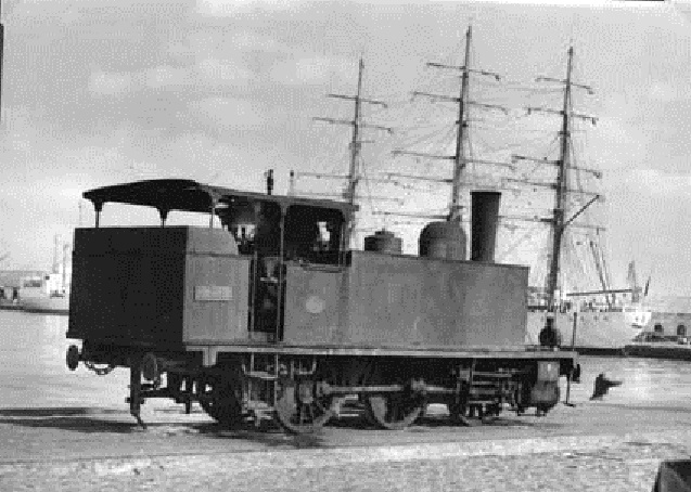 Locomotora%20de%20vapor%20S%20%20030%20%200225%20en%20los%20muelles%20de%20CadizEl%20velero%20del%20fondo%20es%20el%20buque%20escuela%20%20.jpg