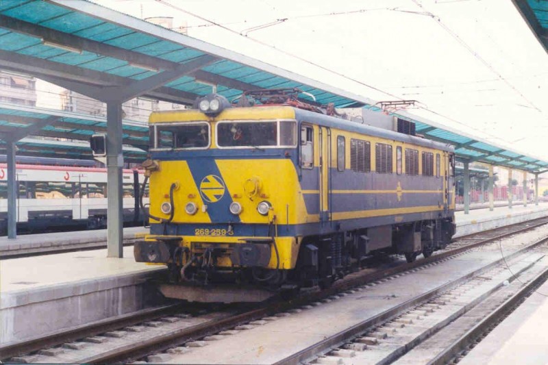 0495-N 269-259 entra a enganchar el ''Gibralfaro''. Valencia-Nord. 08,09h. 11-08-1993.Valencia-.JPG