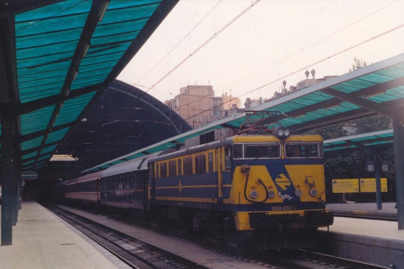 0496-N 269-259 espera salida con el Estrella 994 ''Gibralfaro''. Valencia-Nord, 08,15h. 11-08-1993..jpg